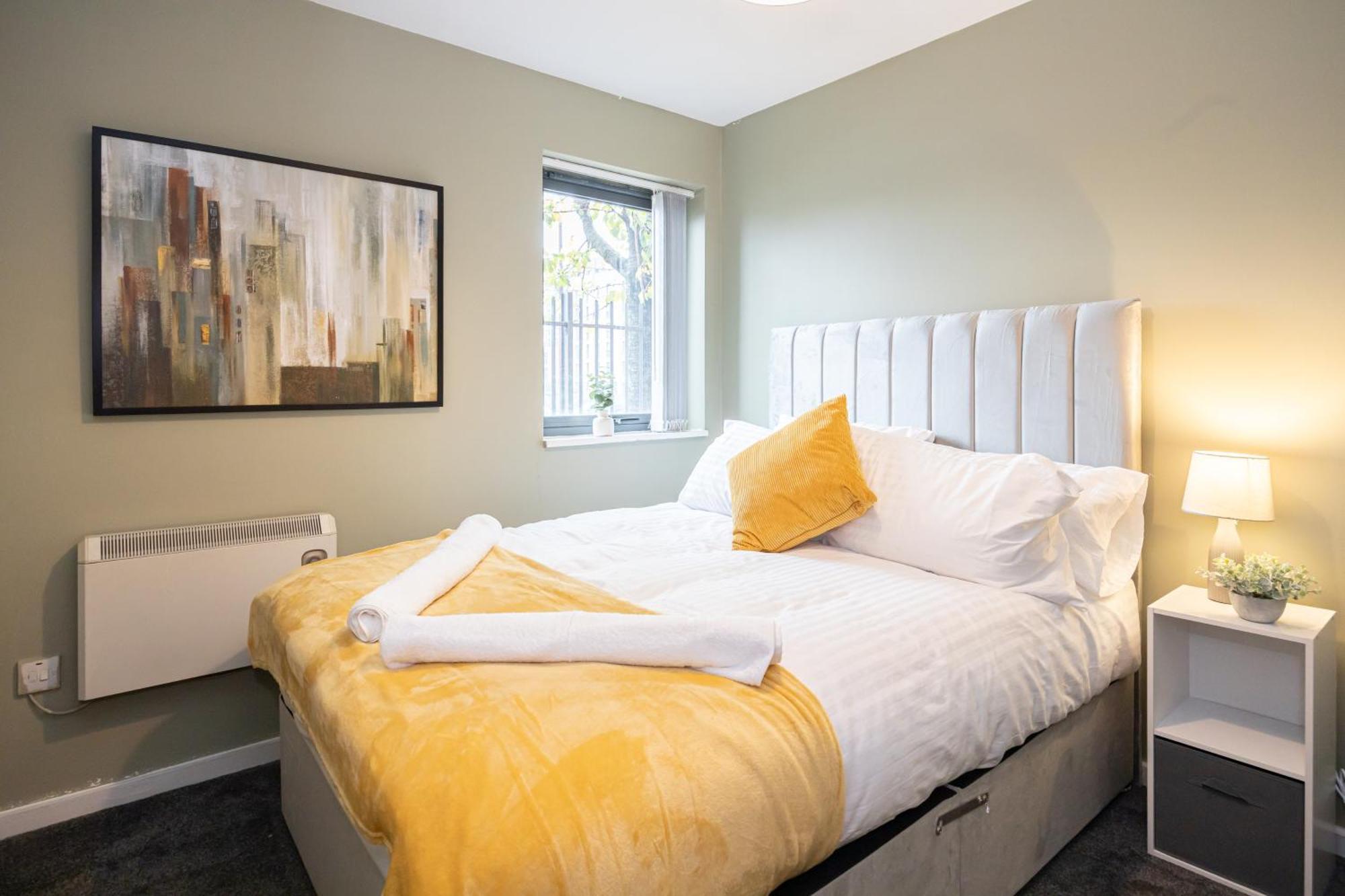 - Beautiful Serviced Apartment, Amazing Location, Close To Old Trafford, Centre, Media City, Etihad, Coop Live, Ao Arena, Salford Quays, Sleeps Up To 6, With Free Private Car Parking Apartment Manchester
